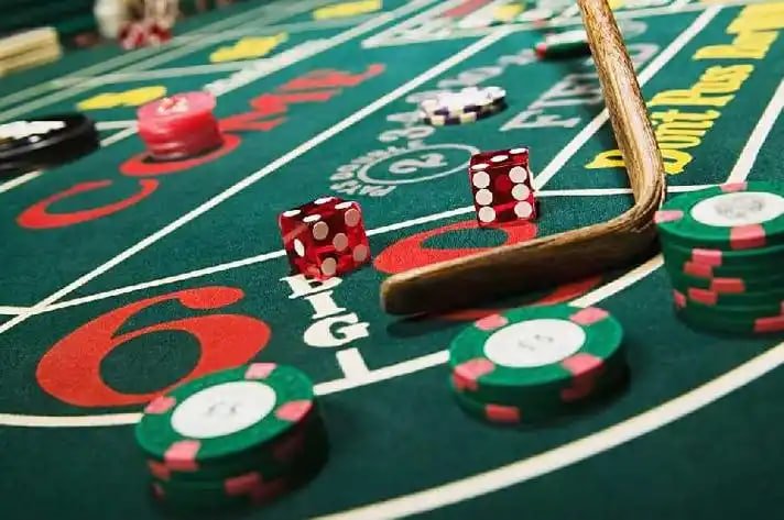 Antarmuka permainan poker di crazygame dengan meja Texas Hold'em